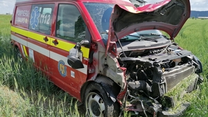 Ambulanță SMURD Bacău implicată într-un accident rutier cu o căruță: ”Unii sunt inconștienți...”