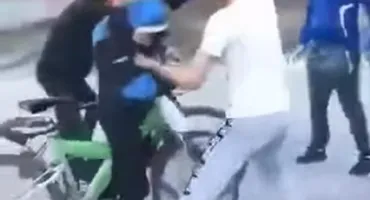 Bătaie între adolescenți, filmată într-un sat din Dolj. Polițiștii au intrat pe fir - VIDEO