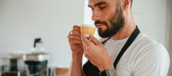 Dedeman are la reducere un espressor de cafea. Costă 229 de lei și poate prepara inclusiv băuturi cu lapte