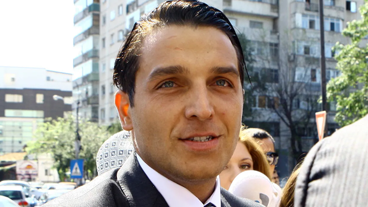 Solarul a avut efect! Syda, un ten perfect la cununia civila - Ce a zis mama lui inainte ca fiul ei sa se insoare