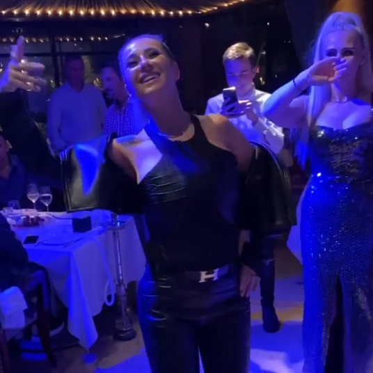 Anamaria Prodan s-a dat în spectacol pe manele într-un restaurant de lux din Dubai. A fost filmată în timp ce se săruta pasional cu soțul ei, Laurențiu Reghecampf