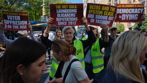 Protest la Met Gala 2026 din cauza lui Jeff Bezos și a soției sale, Lauren Sanchez. De la ce a pornit totul