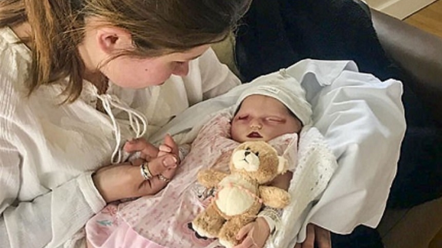 Poveste emoţionantă! Cu inima frântă, o mamă a făcut publice poze cu frumoasa ei fetiţă, care s-a născut moartă după ce a fost otrăvită în timp ce era în pântece