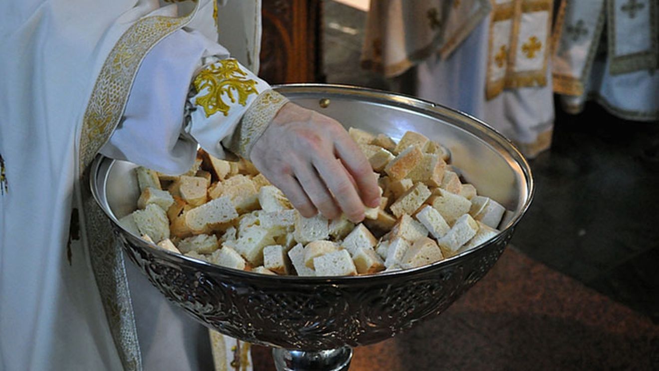 Cum se consumă, de fapt, anafura pe care o iei de la biserică în noaptea de Înviere? Regula pe care o încalcă mulţi
