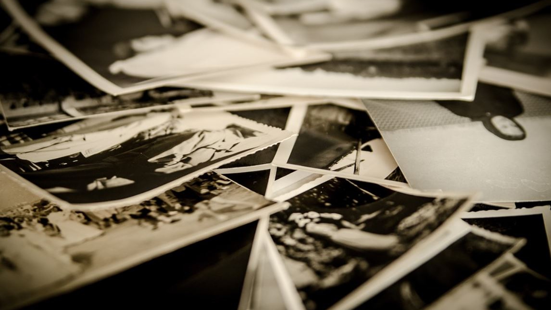 O bătrănică s-a uitat zilnic la fotografia soțului decedat. Incredibil ce a descoperit, după 7 ani pe spatele ei