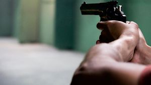 Scene teribile în Craiova! Un bărbat a fost împușcat în parcarea unui bloc. Acesta a ajuns de urgență la spital