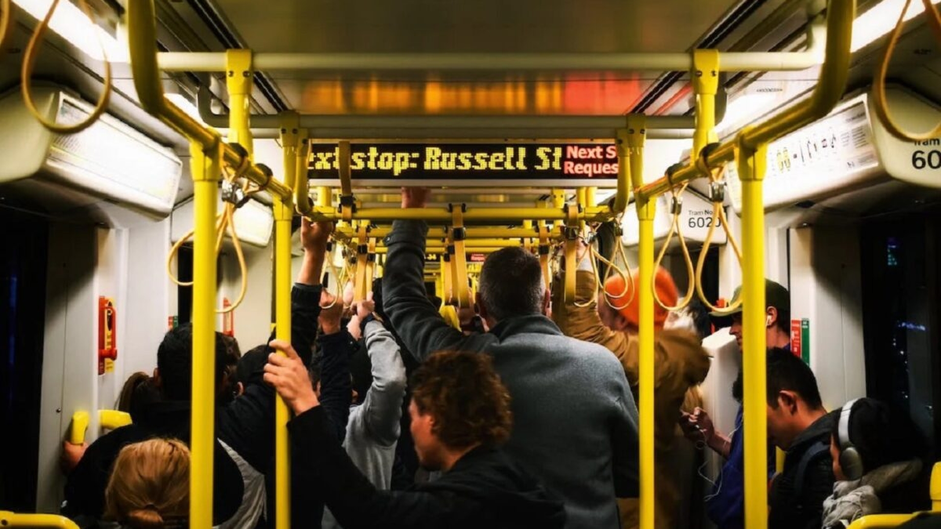 O femeie și-a rupt mâna, după ce șoferul autobuzului a pus o frână bruscă. Ce despăgubiri a primit românca, după ce a dat firma de transport în judecată