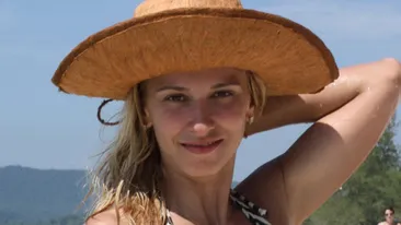 Nici nu-ti trece prin cap ce a patit Dana Rogoz! Fotografia a fost realizata astazi: Vedeti ceva bizar la puloverul meu?