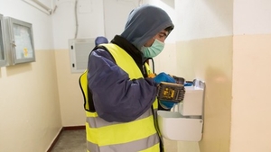 Primăriile puse în dificultate de decizia instalării recipientelor cu dezinfectant în fiecare scară de bloc: „Nu există atâtea sute de mii de dispensere, de unde să le achiziționăm?”