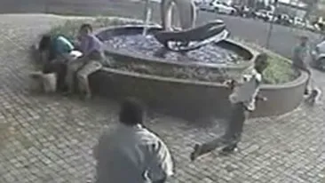 VIDEO Paznic impuscat in cap de un hot care a jefuit un supermarket