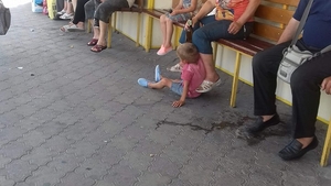 O mamă din Vaslui și-a îndemnat copiii să bea bere ca să le treacă foamea: „Nu vedeți că nu sunt bani?”