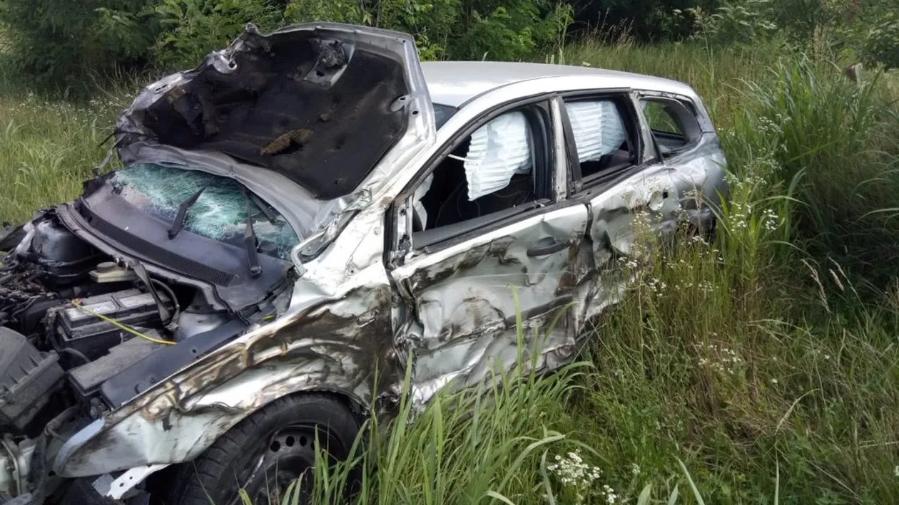 Accident horror între Lugoj şi Caransebeş. O persoană a murit strivită în mașină. FOTO