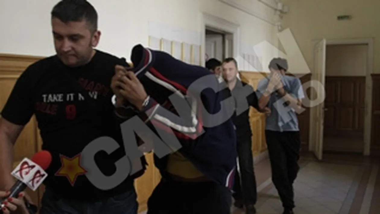 Tanar de 18 ani, strangulat si ars pentru un geam spart