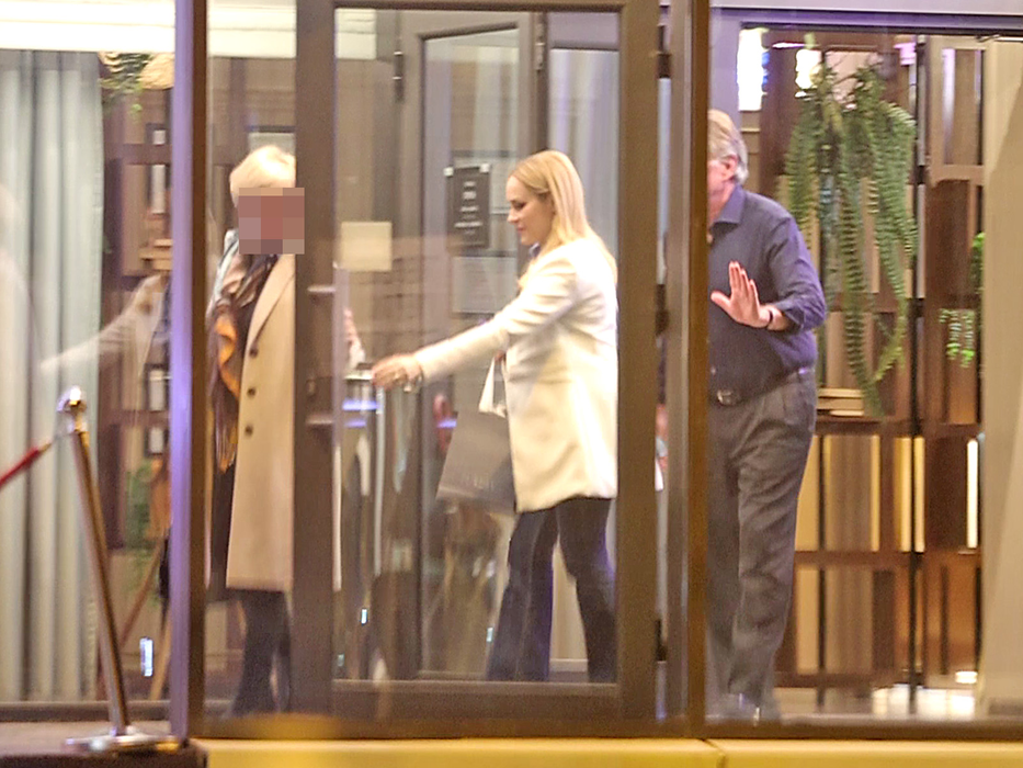 Gabriela Firea și invitații părăsesc restaurantul (Foto: CANCAN.RO)