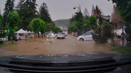 VIDEO | S-au rupt norii și a venit prăpădul peste turiștii din Sinaia. A fost nevoie doar de câteva minute ca orașul să fie inundat  
