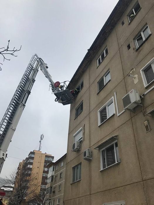 Pompierii au intrat pe fereastră în casă