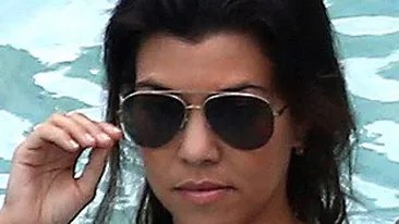 Nu e prea mult? Sora lui Kim Kardashian isi chinuie copilul de dragul modei! Cum si-a imbrăcat fetita, la piscina