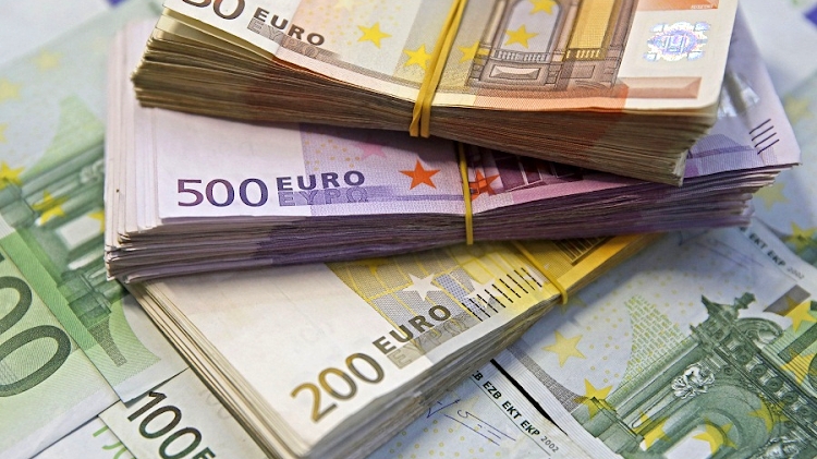 Halucinant! O fetiță de 10 ani din Satu Mare, cercetată după ce ar fi furat 900 de euro din casa vecinilor