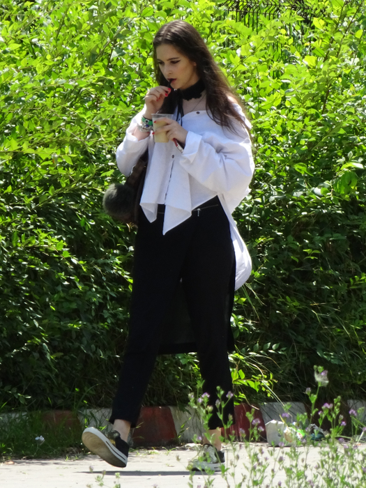 Andreea Berecleanu a mers cu fiica ei, Eva, în vizită la tatăl vedetei, internat în spital