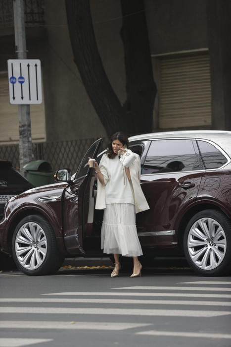 Malvina nu-și slăbește telefonul (Foto: CANCAN.RO)
