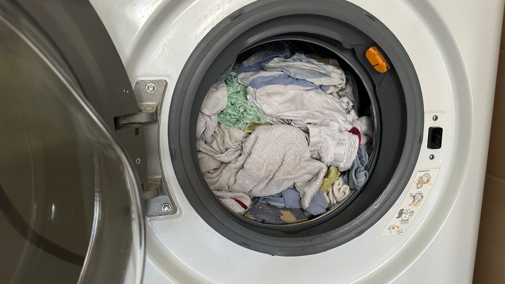 Greșelile pe care încă le facem atunci când spălăm rufele. Obiceiuri vechi care pot strica hainele