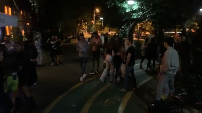 Patronii unor localuri de fițe din nordul Capitalei au încins petreceri cu sute de oameni, deși există riscul de infecție cu noul coronavirus! Aurelian Bădulescu, decizie dură: “Am dispus suspendarea autorizațiilor”