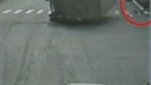 VIDEO Ce biciclist norocos! A sarit inainte ca TIR-ul sa se rastoarne peste el