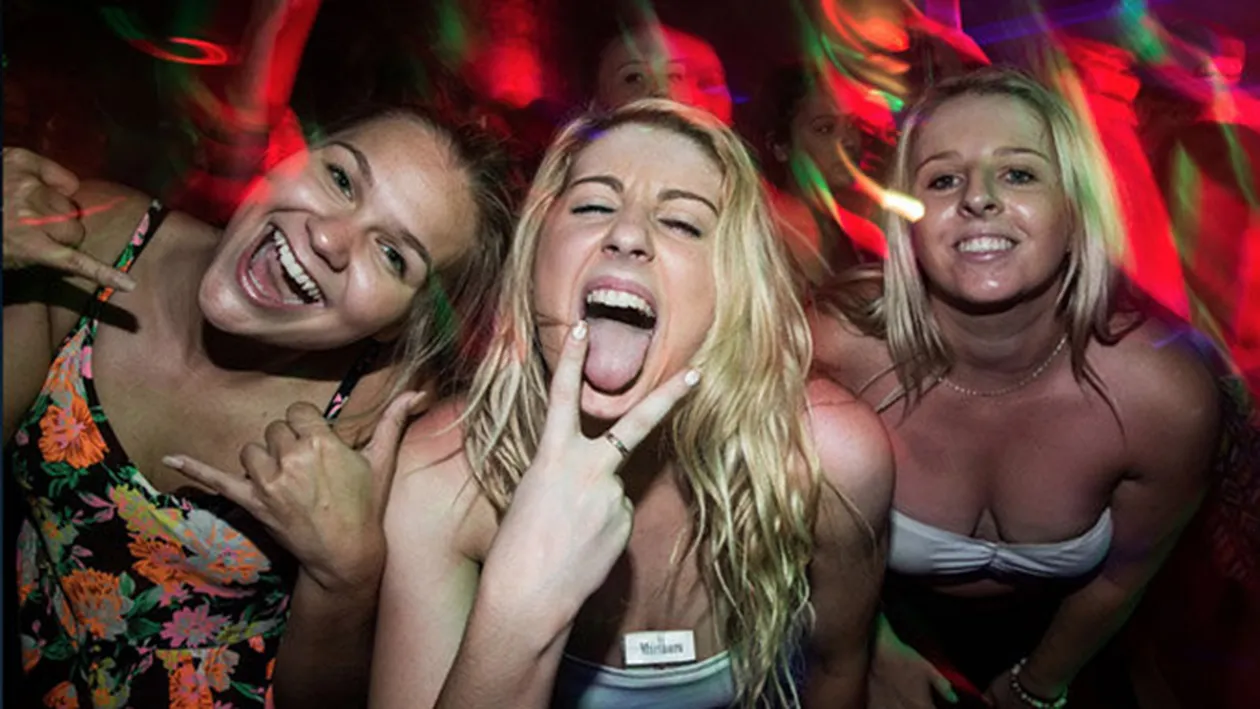 Insula destrăbălării, locul în care se duc studenţii din toată lumea să-şi împlinească fanteziile. Un tânăr de 18 ani putea face 12 ani de închisoare fără să fie vinovat