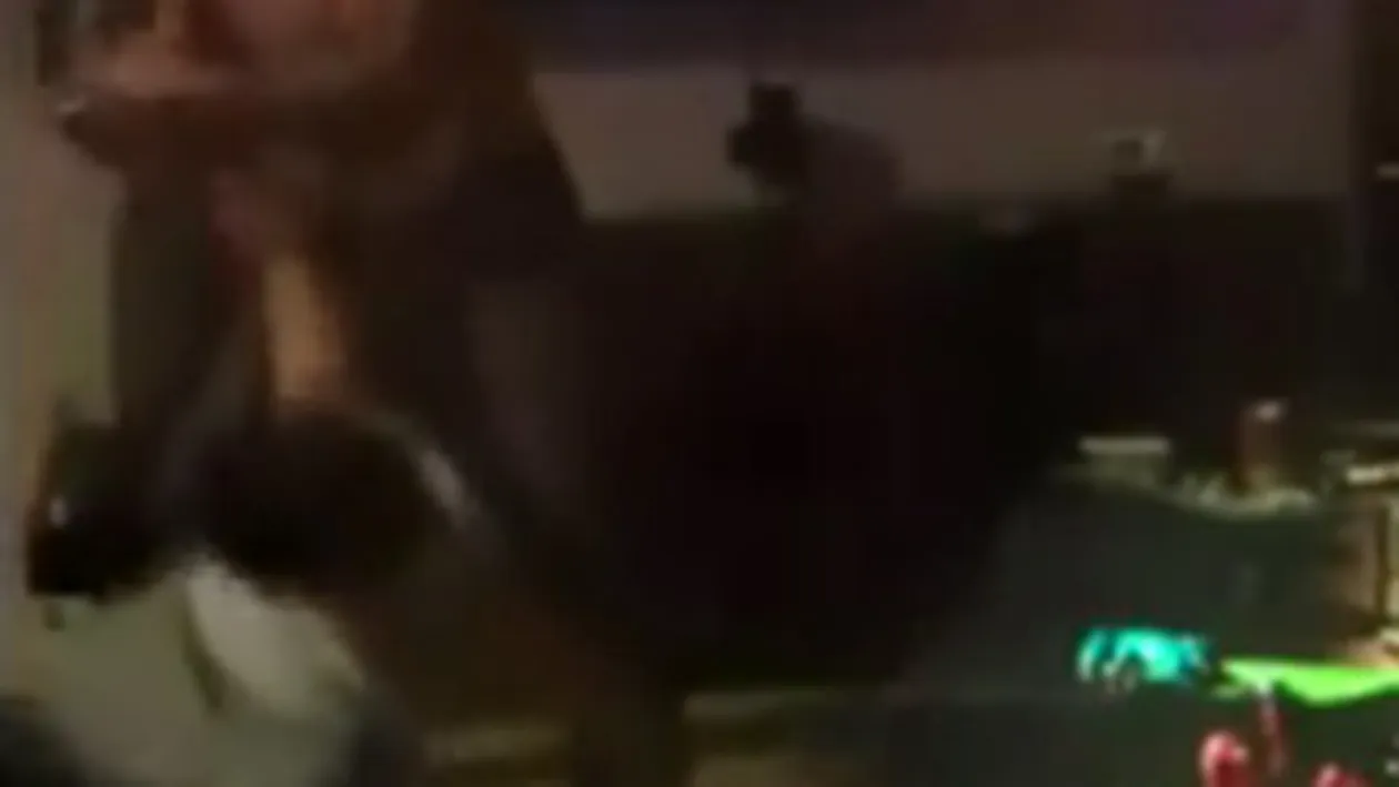 N-o sa-ti vina sa crezi ce a patit un tanar pentru ca s-a jucat la Playstation, in loc sa mearga la iubita lui sexy, care-l astepta in dormitor!