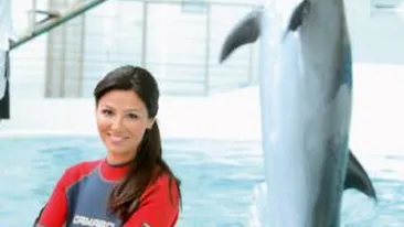 Oana Cuzino, pictorial la delfinariul din Constanta alaturi de trei delfini