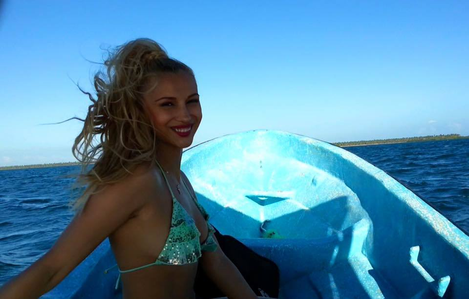 Lora pozează din Maldive, într-o ţinută de infarct! Işi arată posteriorul în bikini minusculi!