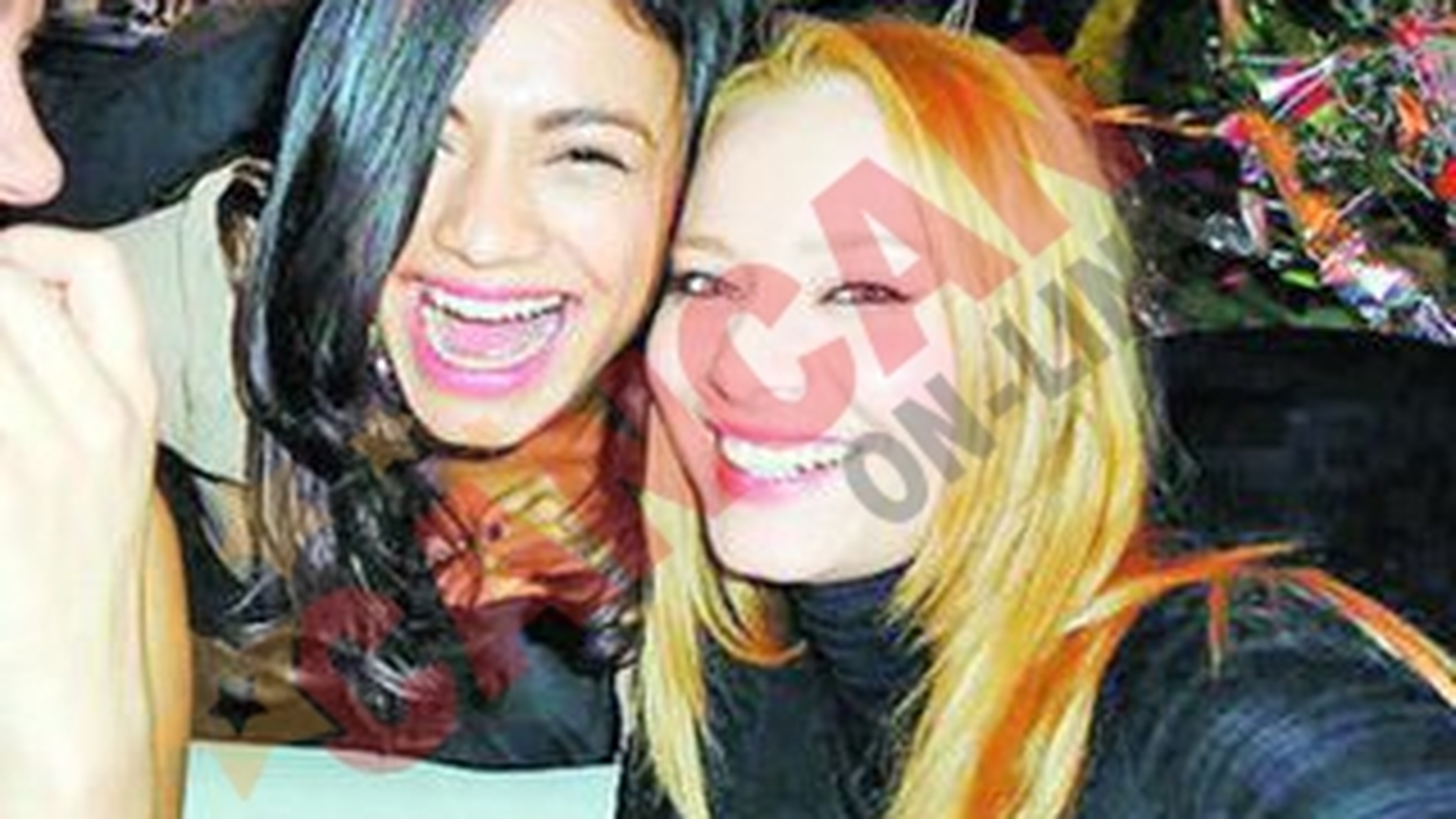 Laura Cosoi si-a serbat ziua de nastere in avans! "Am avut alaturi cei mai dragi prieteni. M-au facut sa ma simt ca o printesa"