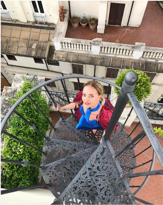 A fugit la Roma din cauza frigului! Cum a apărut Delia îmbrăcată în capitala Italiei
