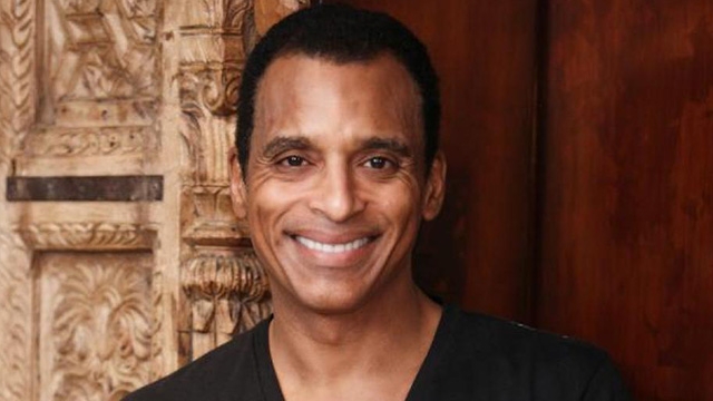 Cântăreţul Jon Secada, dat în judecată de una dintre menajerele sale! Motivul incredibil pentru care femeia a recurs la acest gest
