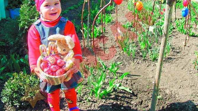Julianne Duckadam asteapta Iepurasul in gradina