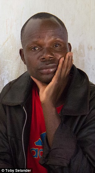Adam Mwale, tatăl fetiţelor africane