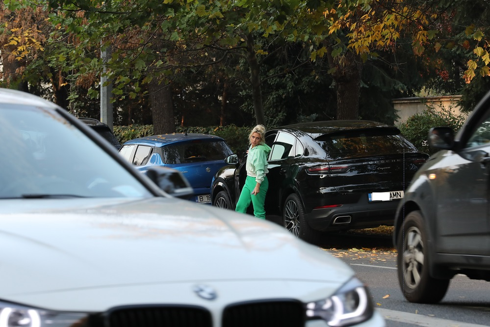 Chiar și într-o zi obișnuită, Amna nu se desparte de Porsche și de fotograful personal
