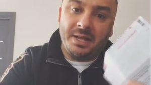 Liviu Guță, amendat de două ori de poliție, pe stradă! Reacția furioasă a manelistului. VIDEO