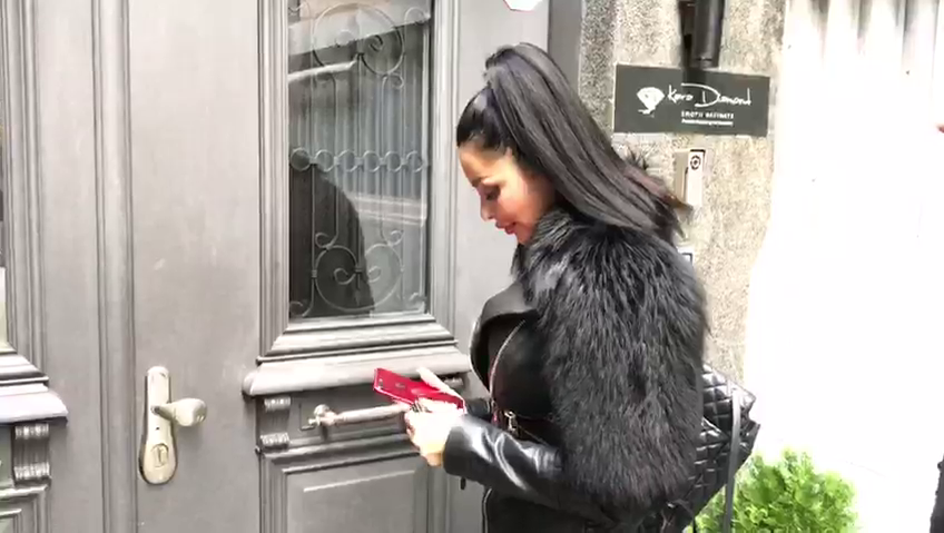 Brigitte Sfăt și iubitul ei au mers să aleagă inelul de logodnă la un magazin de bijuterii din Capitală