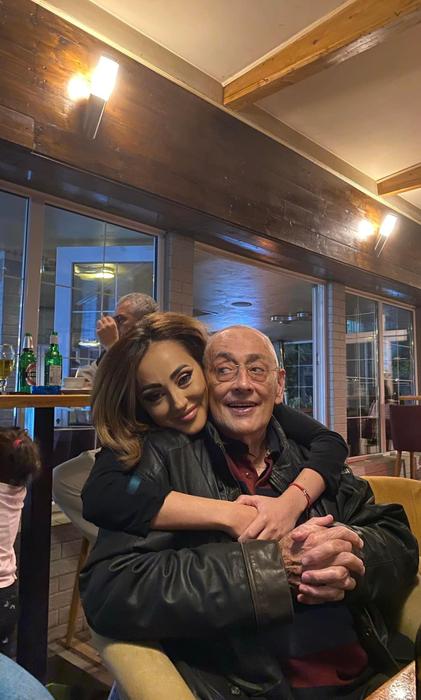 Câți bani plătește Nidia Moculescu la bancă pentru ratele tatălui ei / Sursa foto: Social media