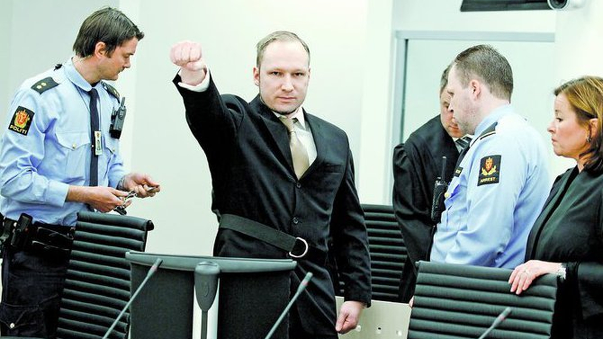 Macelarul de pe insula Utoeya a sfidat instanta! Salut nazist pentru familiile celor pe care i-a ucis Anders Breivik: "Am actionat in legitima aparare"