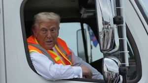Donald Trump a ajuns la un miting de campanie îmbrăcat în... gunoier. De ce a ales această ținută?