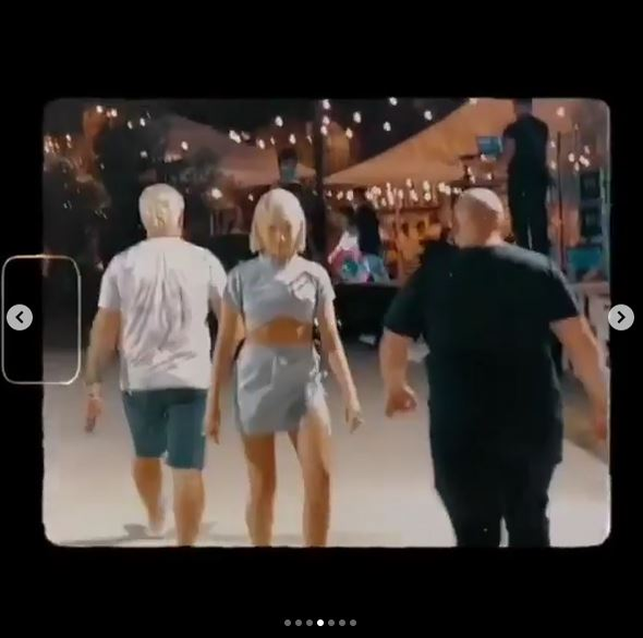 Lidia Buble a încins Instagram-ul după ce a ridicat picioarele în timp ce purta o fustă mini! Are sau nu lenjerie intimă?!