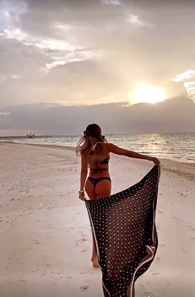 Bianca Drăgușanu pe nisipul fin din Maldive