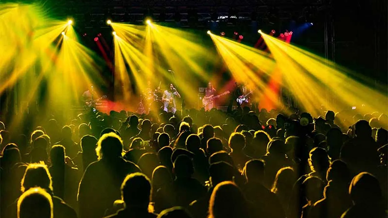 Din 15 iunie ar putea fi reluate spectacolele cu participarea a maxim 400 de persoane. Ce se întâmplă cu festivalurile mari? Lege specială pentru Electric Castle și Untold