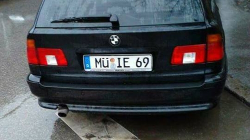 Numărul de înmatriculare care atrage atenţia tuturor. E absolut real, dar are o conotaţie ”deosebită” în limba română!