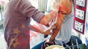 S-a tatuat pe brat