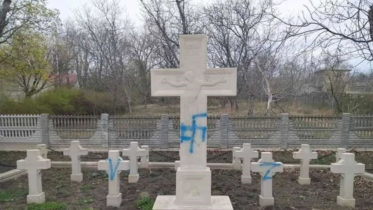 Act “iresponsabil, barbar şi criminal” care pune în pericol pacea. Ce s-a întâmplat cu crucile soldaților români dintr-un cimitir din Moldova
