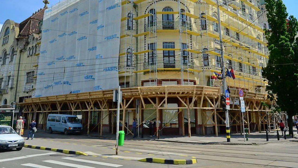 Milionarul fara chip isi face sediu de firma in cladirea-simbol a Oradei! Baga milioane de euro in ea si are muncitori straini!