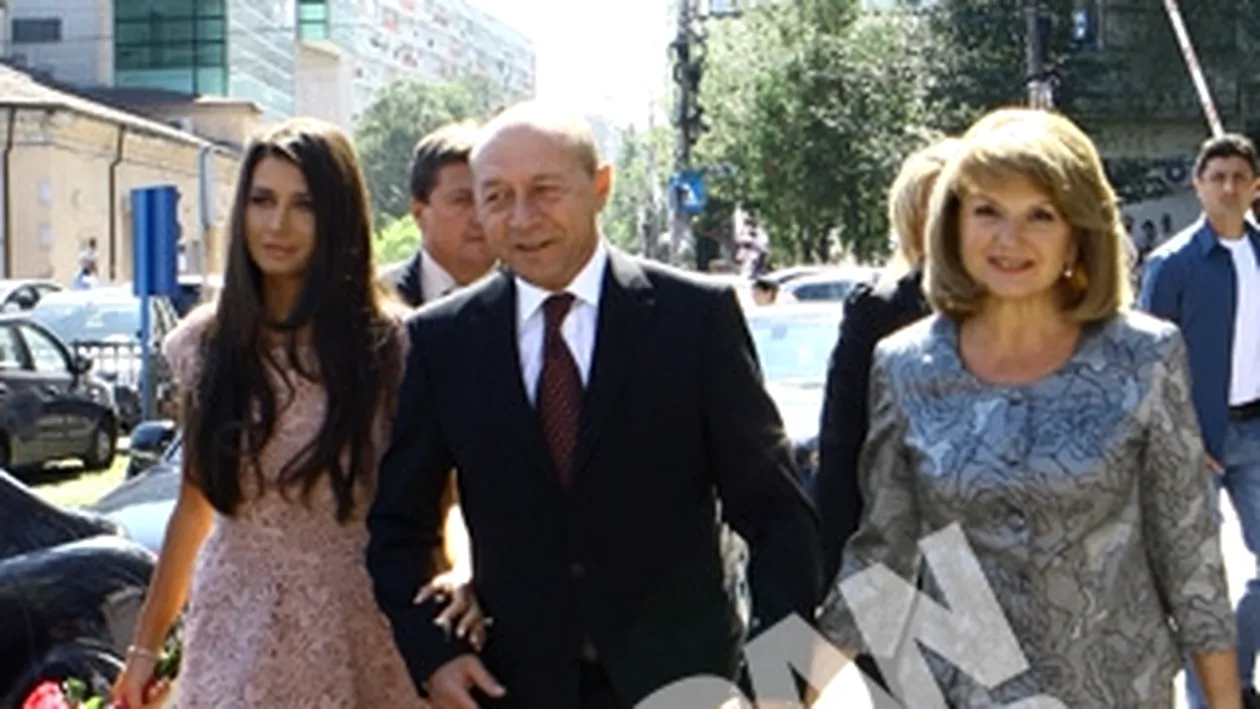 Am aflat tot ce s-a intamplat in spatele usilor inchise! Reactia emotionanta a presedintelui Basescu atunci cand fiica sa a spus Da!